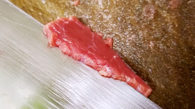 #无肉不欢#凉瓜炒牛肉,菜刀垂直于牛肉纵向纹理,切成薄片。