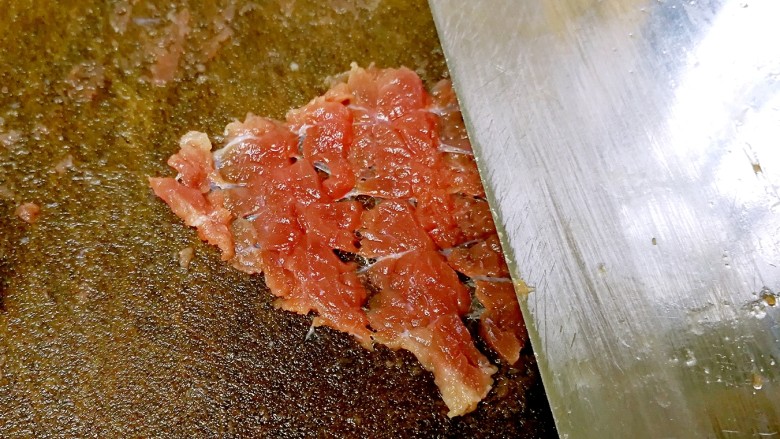 #无肉不欢#凉瓜炒牛肉,用刀身侧面轻轻拍压每一片牛肉,让牛肉组织更加松散。