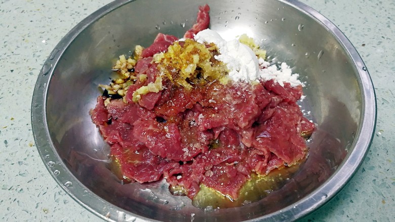 #无肉不欢#凉瓜炒牛肉,刀功处理好的牛肉片里加入2小勺生粉、2小勺白糖、1勺生抽、1勺食油和姜末,拌匀。暂时先不加盐。