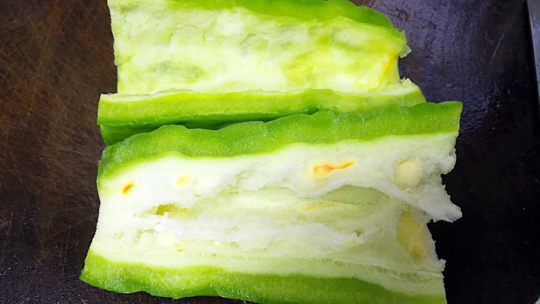 #无肉不欢#凉瓜炒牛肉,苦瓜对半切开,挖去瓜馕。