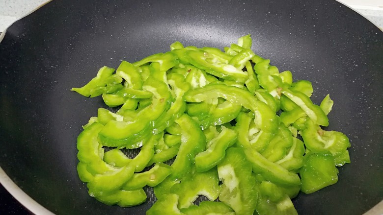 #无肉不欢#凉瓜炒牛肉,炒锅里再加一点油,烧热,倒入苦瓜翻炒至软身,加一点盐调味。