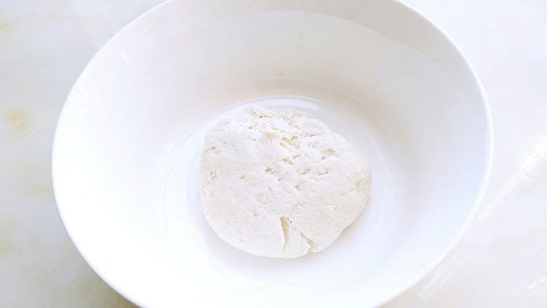 蜜豆酥,中筋粉150克,加入50克凉水和50克,砂糖1克凉水混合揉成面团。