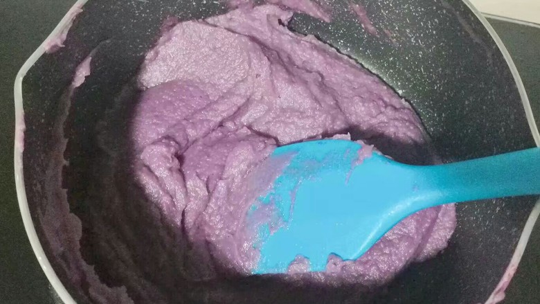 紫薯芋泥螺卷包,倒入紫薯芋泥小火翻炒均匀,晾凉后装裱花袋放冰箱冷藏保存备用;