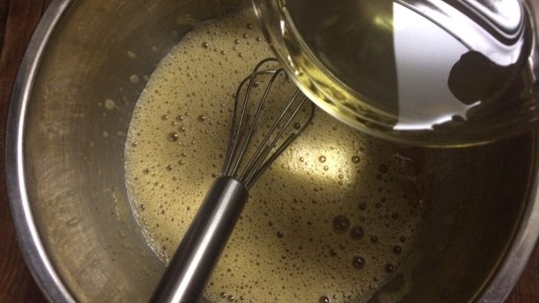 冷萃咖啡蛋糕卷,加入油,乳化均匀。