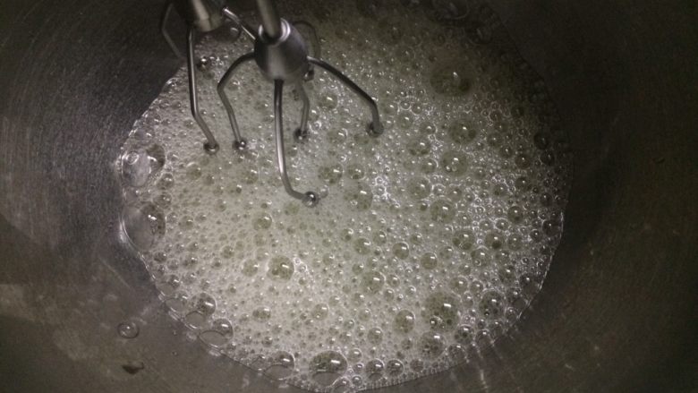 冷萃咖啡蛋糕卷,打蛋器高速打发鱼泡状,加入三分之一细砂糖。