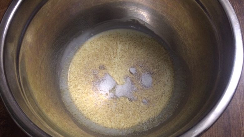 冷萃咖啡蛋糕卷,进行打发,咖啡奶油打发硬一点,打发好放冰箱冷藏。