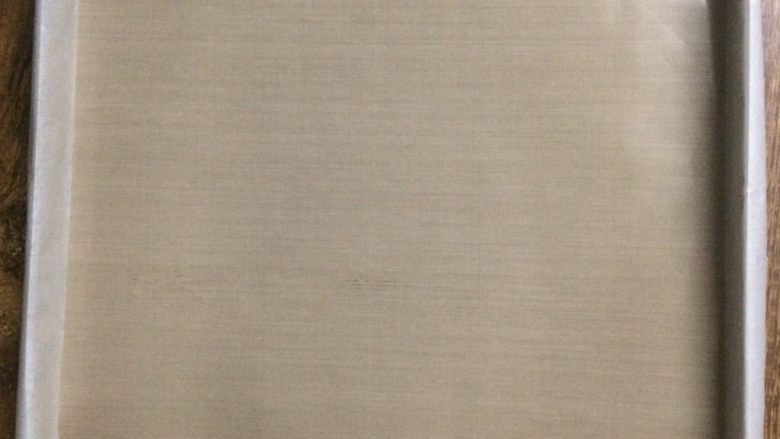冷萃咖啡蛋糕卷,烤盘垫温布备用