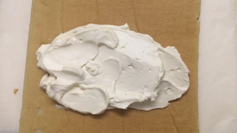 冷萃咖啡蛋糕卷,冷却后,修一下边,抹上奶油。