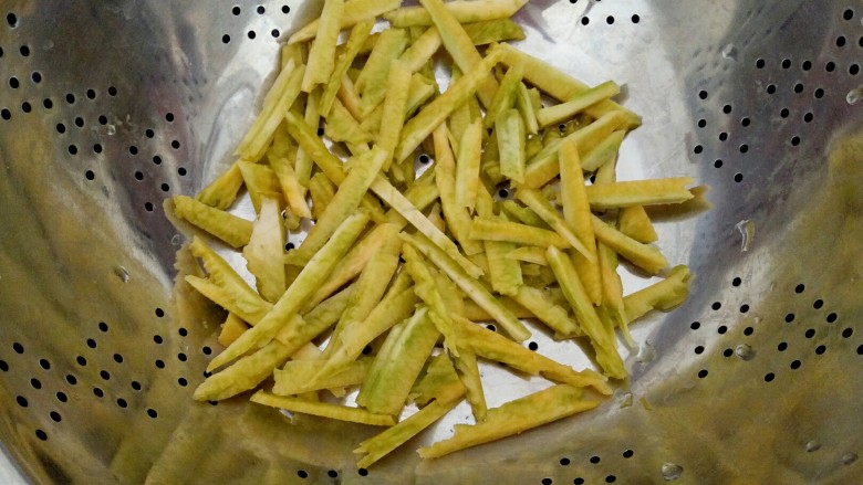 南瓜花样馒头,装进有孔的小盆,放蒸锅蒸