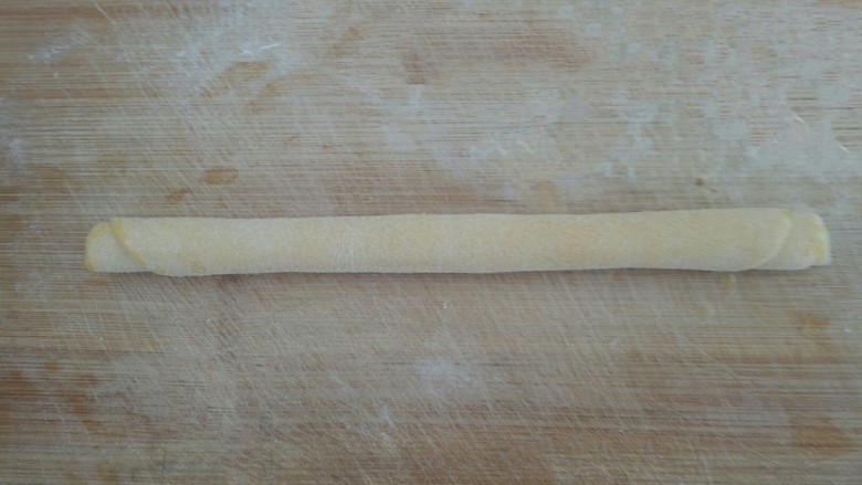 南瓜花样馒头,卷起来,卷的过程双手用力均匀
