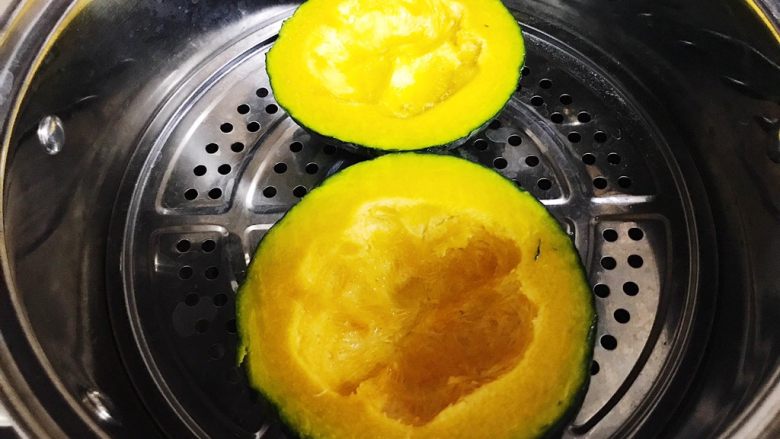 宝宝辅食 卡通南瓜意面,蒸锅放入开水,上锅蒸15分钟