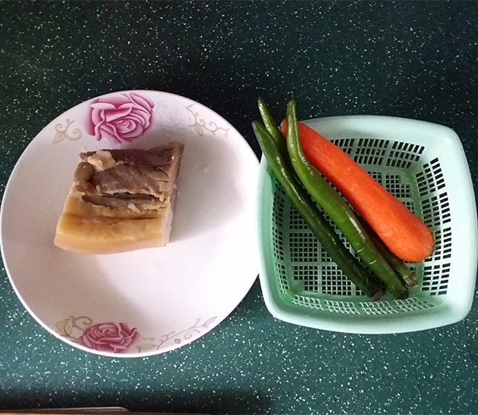 无肉不欢+杭椒炒咸肉,准备好食材,咸肉提前煮好