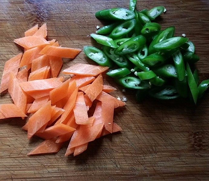 无肉不欢+杭椒炒咸肉,杭椒、胡萝卜洗净后切片
