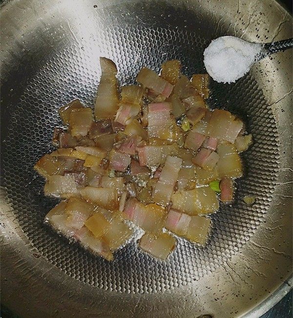 无肉不欢+杭椒炒咸肉,煸至变色出油后放1小勺白糖