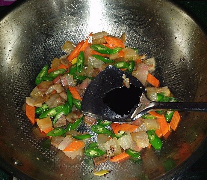 无肉不欢+杭椒炒咸肉,翻炒片刻后滴少许老抽