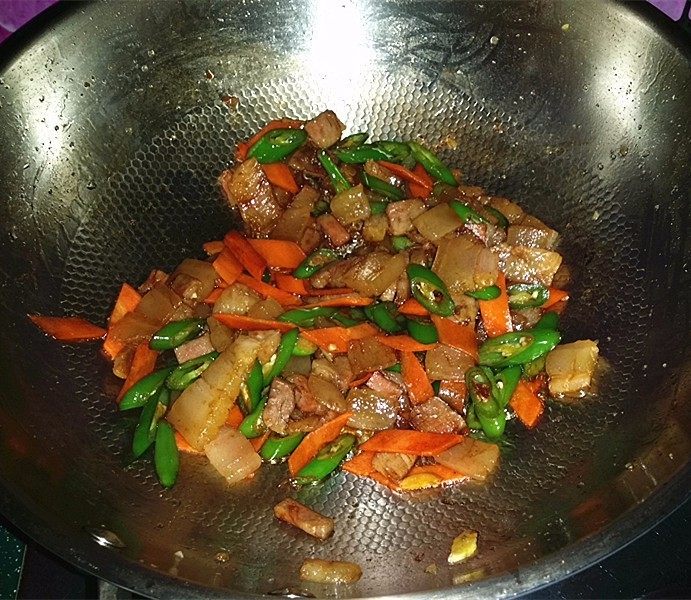 无肉不欢+杭椒炒咸肉,炒制均匀后关火