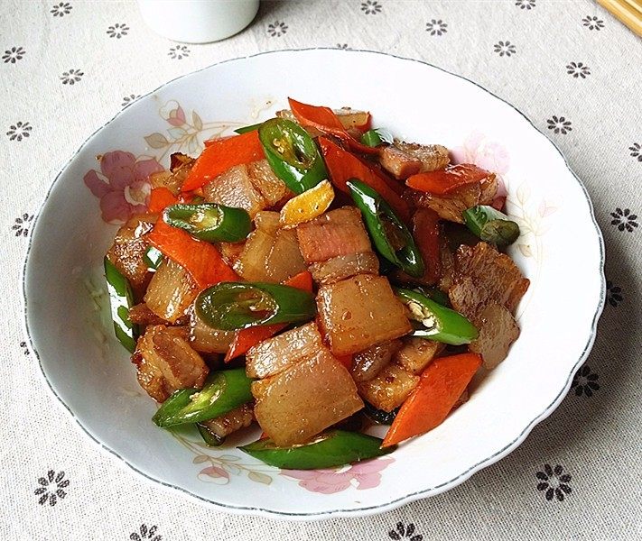 无肉不欢+杭椒炒咸肉,盛入盘中