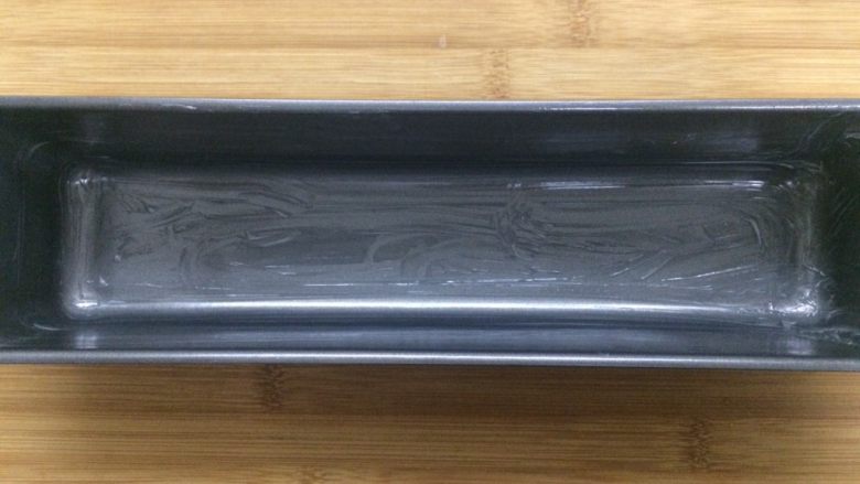 红枣泥磅蛋糕,模具涂上黄油(方子外),防粘。烤箱180度进行预热。