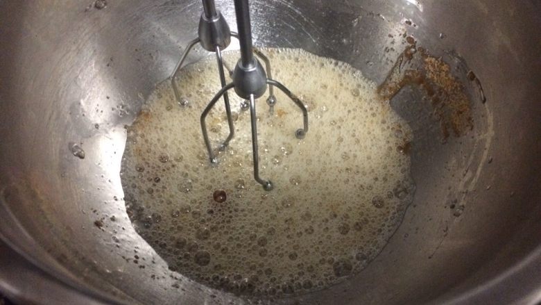 红枣泥磅蛋糕,大汽泡时加入红砂糖,糖分三次加入。