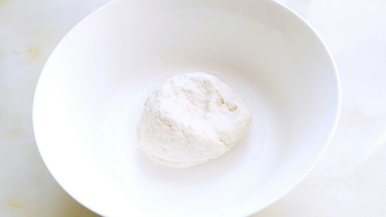 蜜豆酥,揉成油皮面团,用保鲜膜密封,放入冰箱冷藏2个小时。
