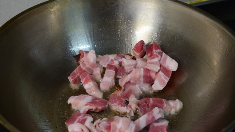 无肉不欢+红烧肉炖豆角,白糖变成咖啡色,加入五花肉