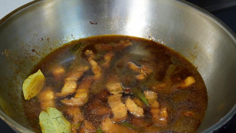 无肉不欢+红烧肉炖豆角,加热水,大火烧开转小火煮30分钟