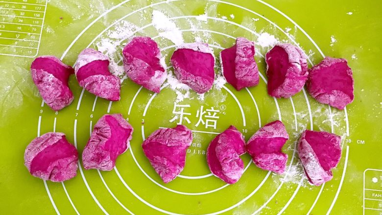火龙果藕丁虾仁包,把发好的面揉3分钟后切成直径2㎝,厚1.5㎝的小块