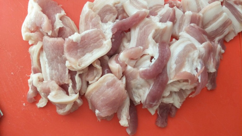 无肉不欢+#梅干菜烧肉#,将洗好的五花肉切成薄片儿备用;