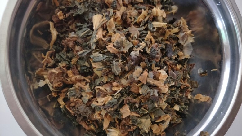 无肉不欢+#梅干菜烧肉#,将泡完的梅干菜洗干净沥干备用;