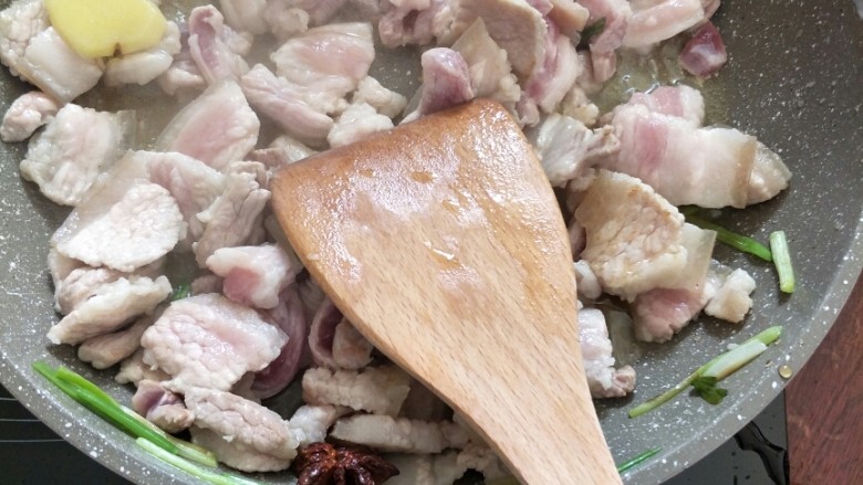 无肉不欢+#梅干菜烧肉#,加入瘦肉、<a style='color:red;display:inline-block;' href='/shicai/ 718'>料酒</a>再翻炒一下;