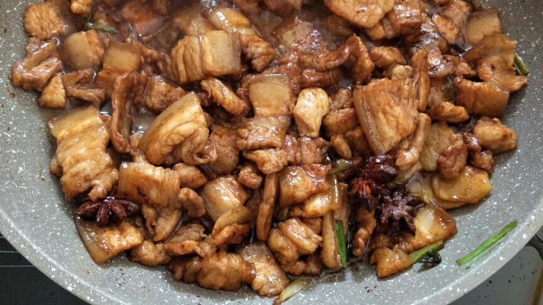 无肉不欢+#梅干菜烧肉#,翻炒均匀之后的五花肉,是不是很诱人😍😍;