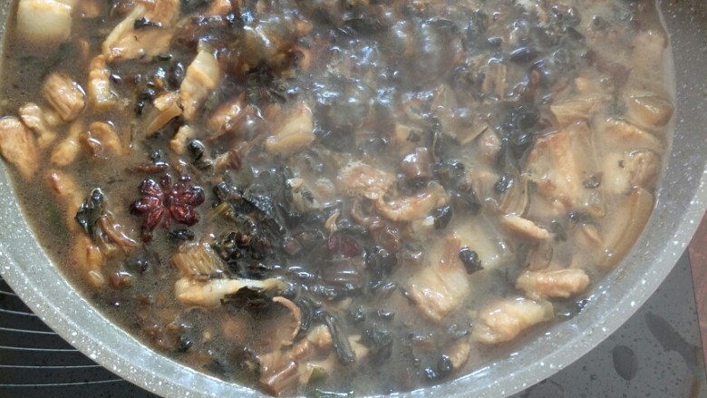 无肉不欢+#梅干菜烧肉#,最后倒入梅干菜,尝一下味道;(小贴士:试一下甜淡味道,根据自己口味调味)