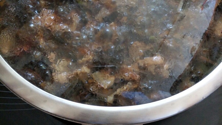 无肉不欢+#梅干菜烧肉#,盖上盖子,调小火煮直到焖至肉酥菜软烂即可出锅;