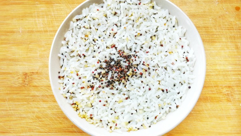 清爽无负担的鲜虾牛油果藜麦饭,这时藜麦大米饭也蒸好了,看着还不错吧,粒粒分明,取出一旁备用,