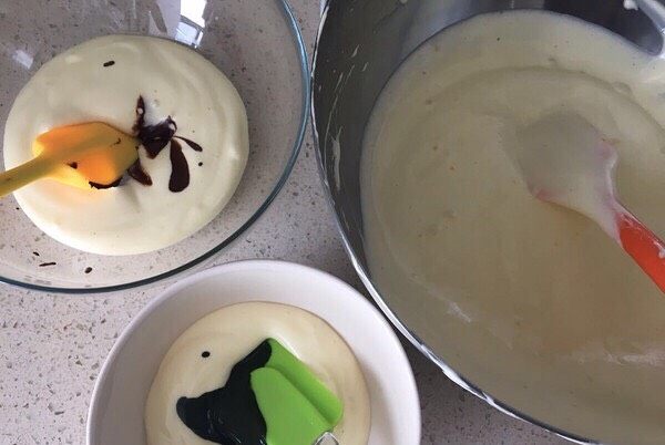 炫彩戚风这么做最好吃,分成3份,一般情况下原味的面糊留的稍微多一些,混合均匀即可。