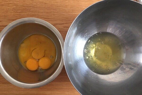 炫彩戚风这么做最好吃,蛋白和蛋黄分离(料理盆无油无水)。