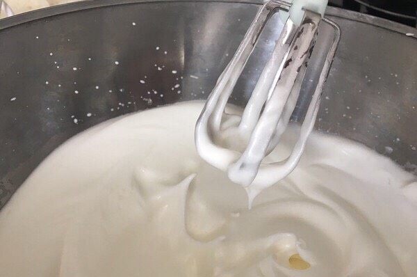 炫彩戚风这么做最好吃,开始打发蛋白(打发之前别忘了加几滴柠檬汁或者白醋),打发至硬性发泡,提起蛋白有小直勾。
