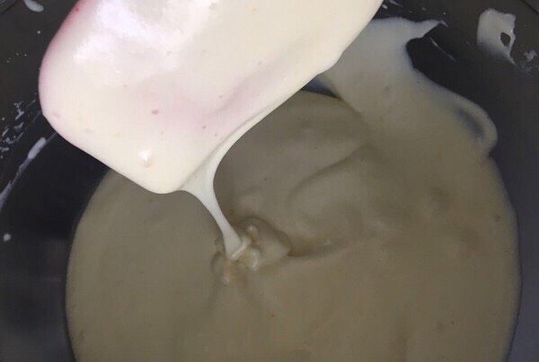 炫彩戚风这么做最好吃,混合好的蛋黄糊再次倒入打发好的蛋白,并混合均匀(一定要J字形翻拌,不要转圈翻拌);