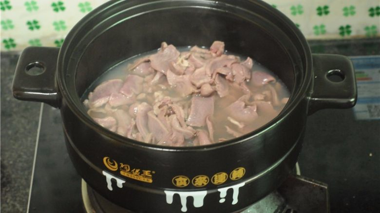 无肉不欢+干烧猪心,砂锅倒入半锅水,将猪心片倒进去