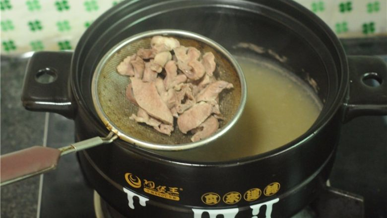 无肉不欢+干烧猪心,然后将猪心捞出来,控干水备用