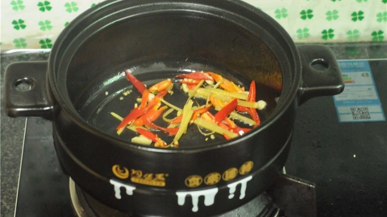 无肉不欢+干烧猪心,汆烫猪心的水倒掉后,洗干净锅,倒入少许油,爆香姜丝辣椒