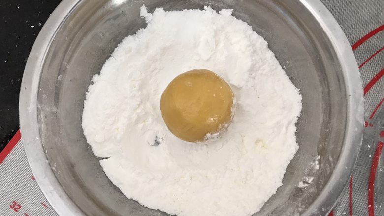 中式月饼~莲蓉&豆沙蛋黄月饼,然后搓圆滑,放到玉米淀粉碗,表面均匀薄薄地沾一层粉,以免粘模