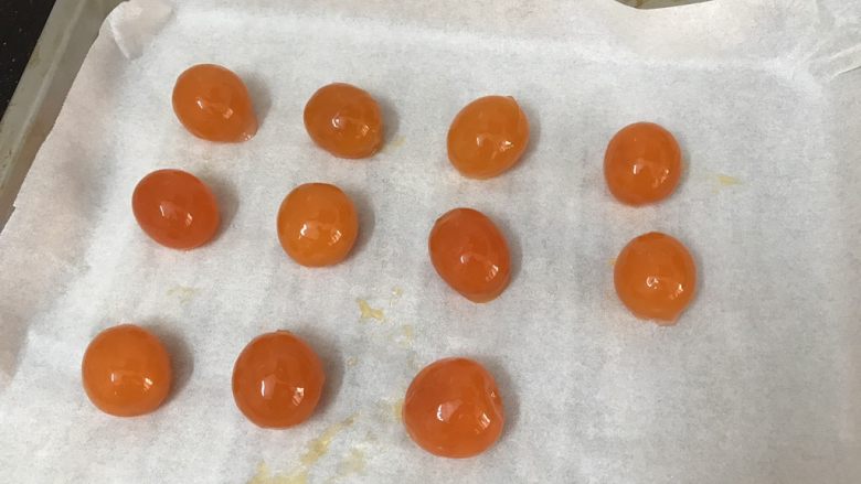 中式月饼~莲蓉&豆沙蛋黄月饼,面团松驰时间,可以把蛋黄处理一下,减少腥味
把<a style='color:red;display:inline-block;' href='/shicai/ 9596'>咸蛋黄</a>放在铺有油纸的烤盘上,表面轻轻喷上一层高度白酒