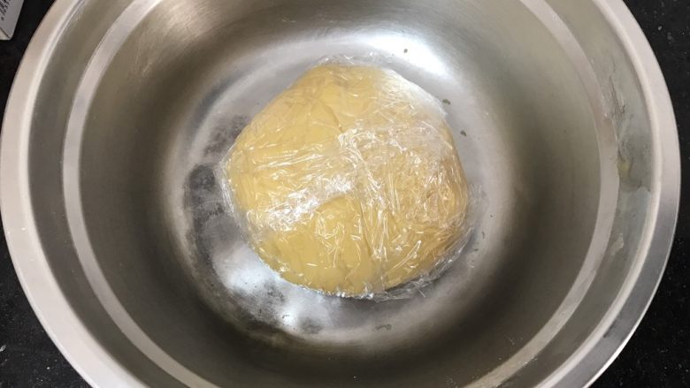 中式月饼~莲蓉&豆沙蛋黄月饼,包上保鲜膜,室温松驰2-3小时内