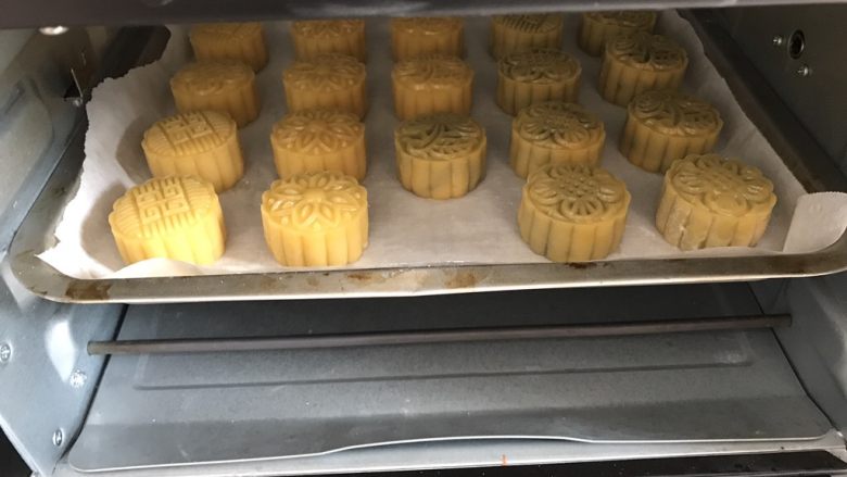 中式月饼~莲蓉&豆沙蛋黄月饼,刷好蛋液再入烤箱,烤15分钟就好了
最后5分钟要注意表面上色情况,视实现情况调整时间或温度哟