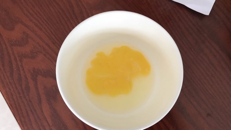中式月饼~莲蓉&豆沙蛋黄月饼,接下来准备刷面的蛋液
半个蛋黄+1/8的蛋清+6g的清水,搅拌均匀