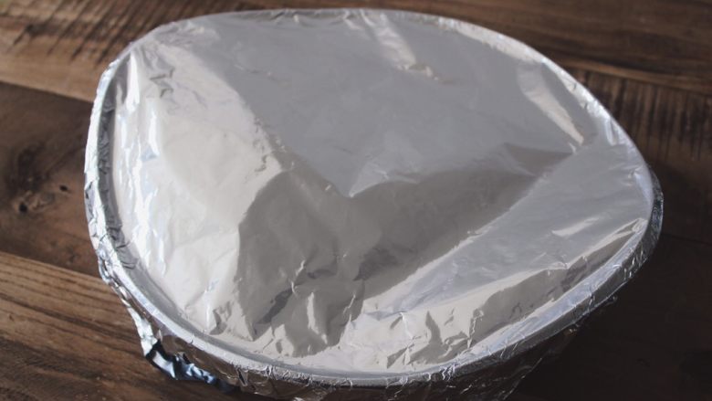 普罗旺斯烩菜,覆上锡纸,将烤盘彻底包裹起来,烤箱提前预热至200℃,中层、上下火、50分钟左右,蔬菜边发皱、成熟即可。
盖上锡纸可以在烤盘内形成类似于蒸的环境,防止蔬菜过干的同时,成熟地更均匀。