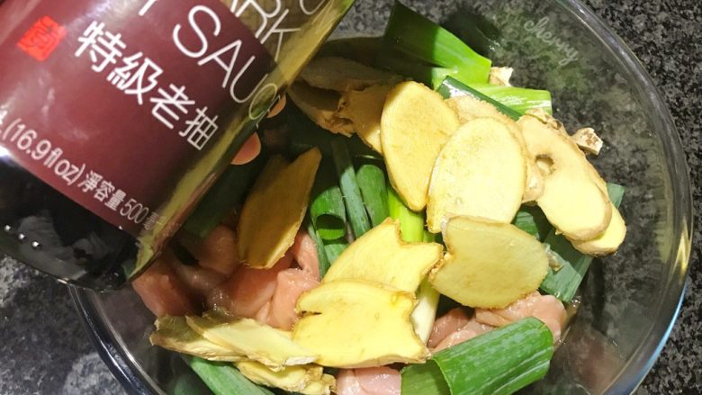 无肉不欢+麻辣猪肉条,倒入10ml的老抽,