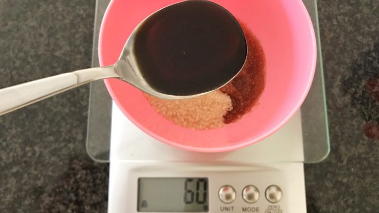 无肉不欢+麻辣猪肉条,加入2小勺生抽,