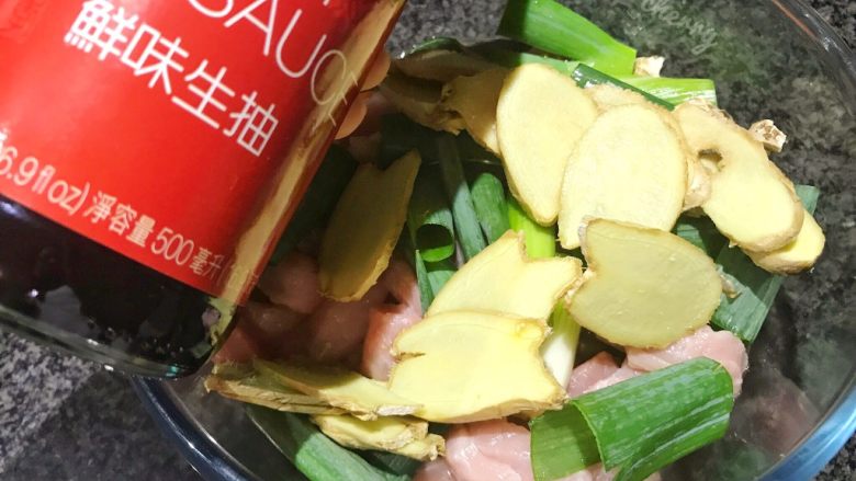 无肉不欢+麻辣猪肉条,倒入20ml生抽,
